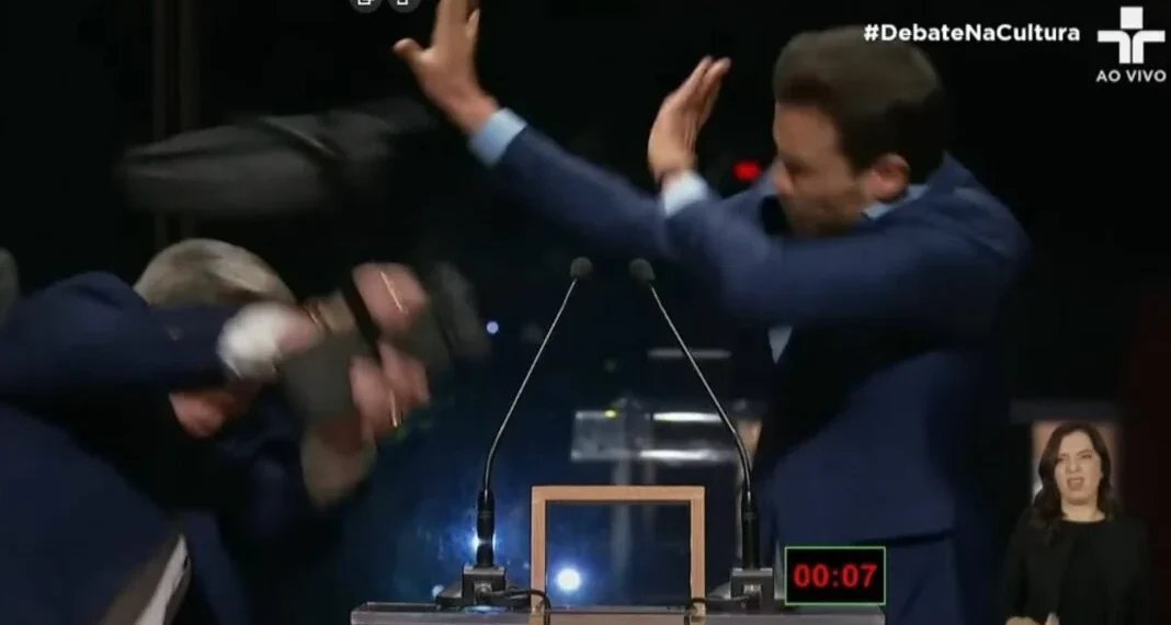 Datena agride Marçal com uma cadeira após ser provocado em debate