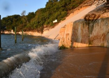 Natal decreta situação de emergência em Ponta Negra por avanço da maré