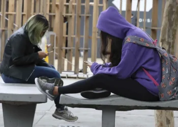 Educadores apoiam possível restrição ao uso de celulares nas escolas