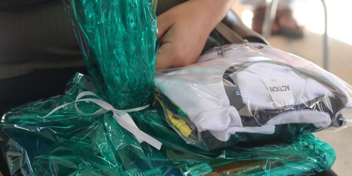 Prefeitura de Parnamirim realiza entrega de kits escolares e fardamento e monta estratégia para atender todos os alunos  da rede municipal