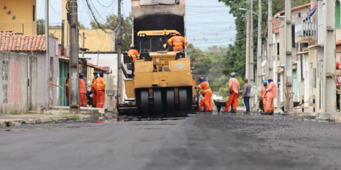 Prefeitura de Parnamirim asfalta Rua Cláudio Manoel da Costa, no bairro da Liberdade