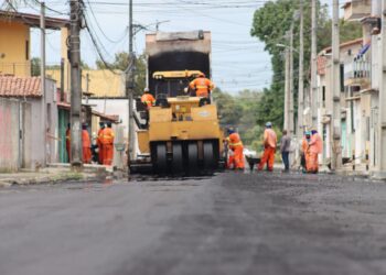 Prefeitura de Parnamirim asfalta Rua Cláudio Manoel da Costa, no bairro da Liberdade