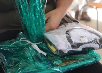 Prefeitura de Parnamirim realiza entrega de kits escolares e fardamento e monta estratégia para atender todos os alunos  da rede municipal
