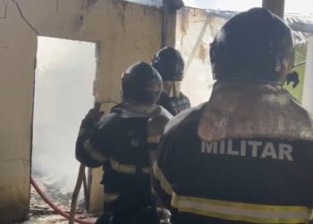 Incêndio de grandes proporções destrói parte de casa em Parnamirim