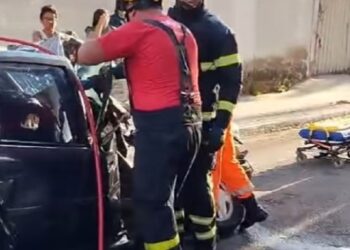 Motorista fica presa às ferragens após colisão com ônibus em Natal