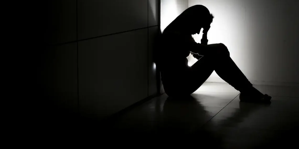 Sobrecarga de trabalho eleva risco de depressão entre mães cientistas