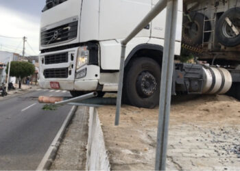 Carreta desgovernada quase provoca tragédia em Currais Novos