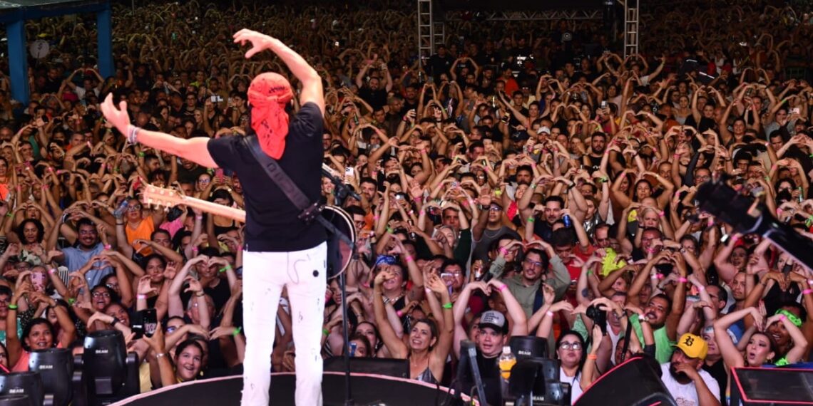 Mais de 20 mil pessoas curtem a primeira noite de shows do Natal em Natal na Praça Pedro Velho