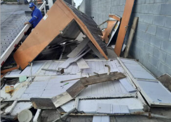 Trailer de lanches fica destruído após ser atingido por carro em Parnamirim