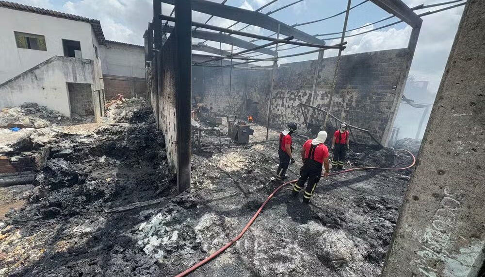 Incêndio destrói fábrica de reciclagem em Parnamirim