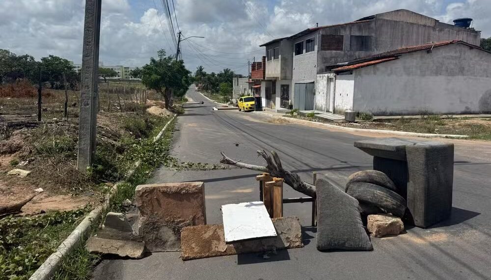 Criança de 8 anos é atropelada em avenida da Grande Natal e vizinhos fazem barricada para reduzir velocidade de carros