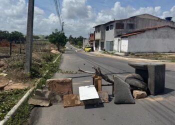 Criança de 8 anos é atropelada em avenida da Grande Natal e vizinhos fazem barricada para reduzir velocidade de carros