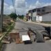 Criança de 8 anos é atropelada em avenida da Grande Natal e vizinhos fazem barricada para reduzir velocidade de carros