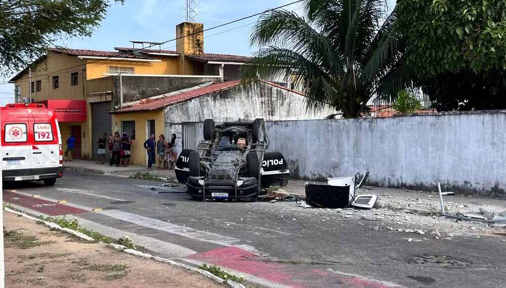 Viatura da Polícia Civil capota após bater em ônibus e preso morre em Natal