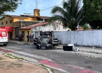 Viatura da Polícia Civil capota após bater em ônibus e preso morre em Natal