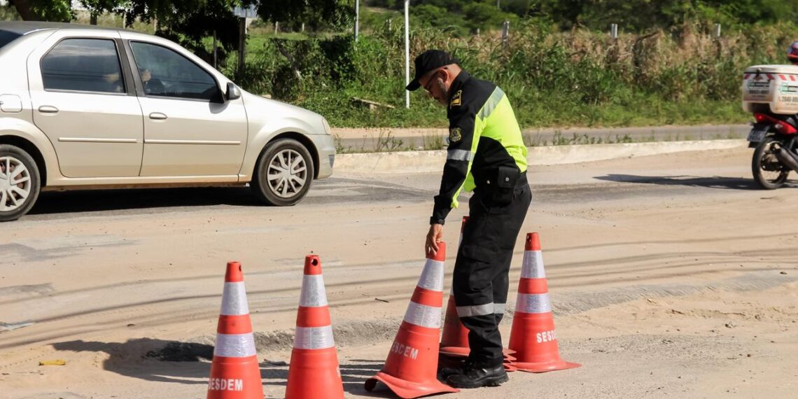 Prefeitura de Parnamirim realiza vistoria na Avenida Olavo Montenegro e inicia retirada de areia