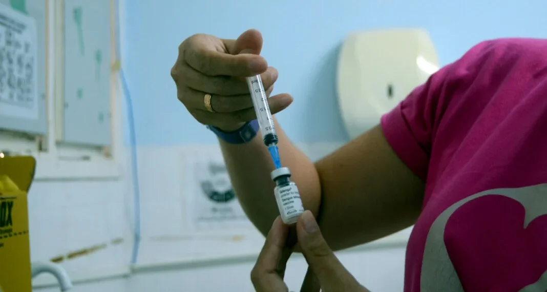 Sesap distribui novo lote de vacinas contra dengue para 33 cidades do RN; veja lista