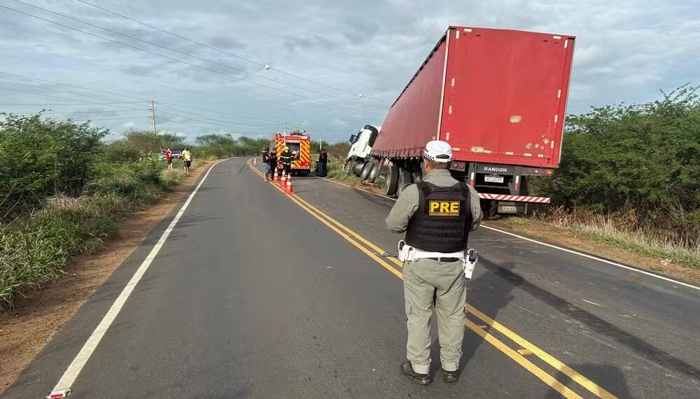Motociclista morre após ser atropelado por caminhão e ficar preso em rodas do veículo