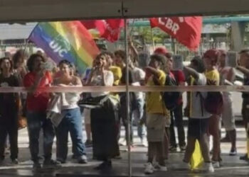Manifestantes causam tensão em invasão a shopping em Natal