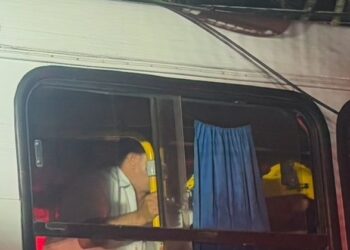 Acidente com ônibus: motorista ficou preso à ferragens e foi resgatado por bombeiros