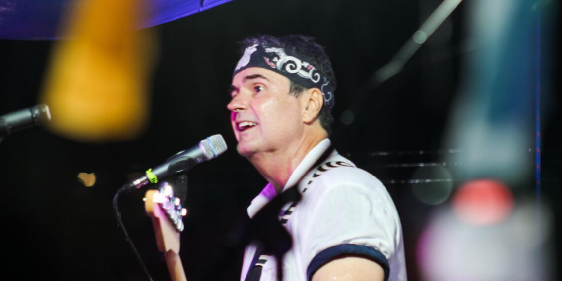 Ricardo Chaves e Michele Andrade arrastam multidão na avenida do Carnaval do Povo