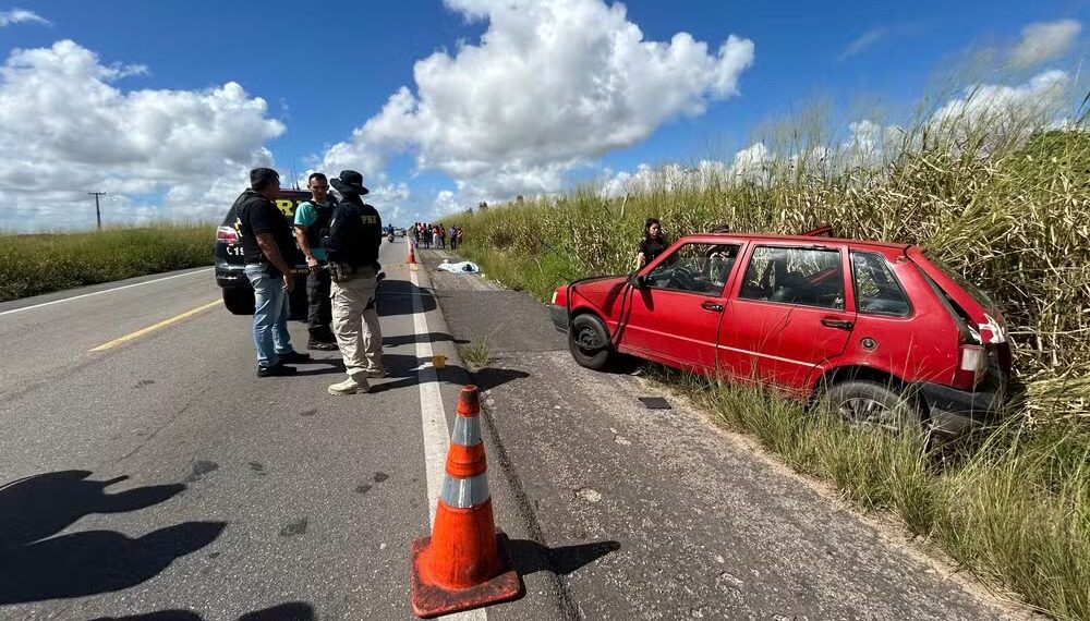 Motociclista morre e jovem fica gravemente ferida em acidente na BR-406