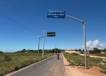 Placa retirada pela prefeitura de Tibau é reinstalada na divisa com Icapuí; RN e CE disputam 181 metros de território