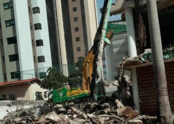 Palco de eventos políticos e culturais em Natal, prédio da Assen começa a ser demolido; veja