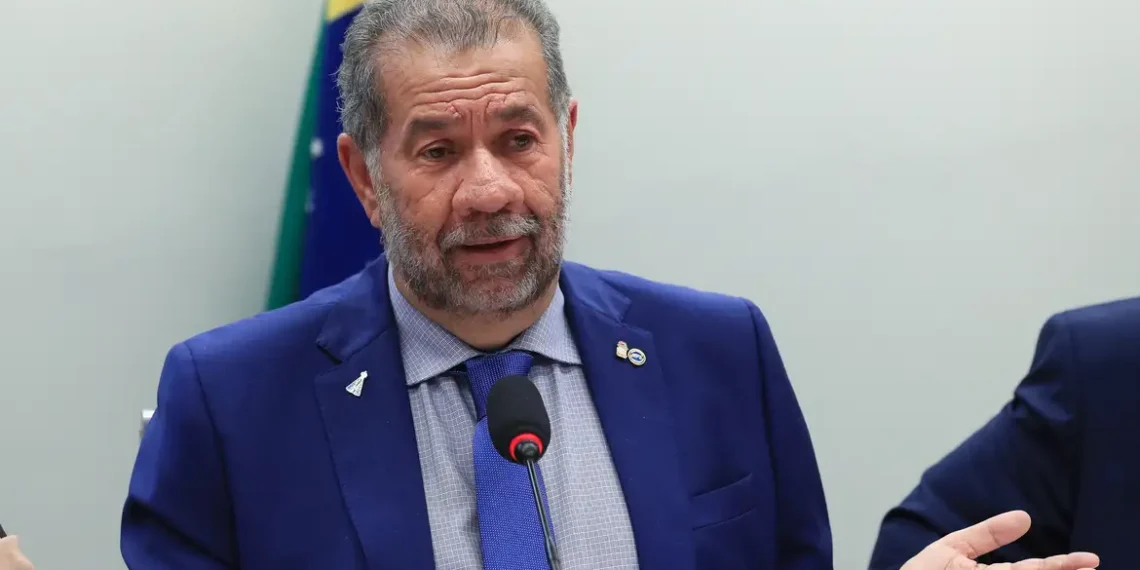 Após fraude no INSS, Lupi pede demissão do Ministério da Previdência