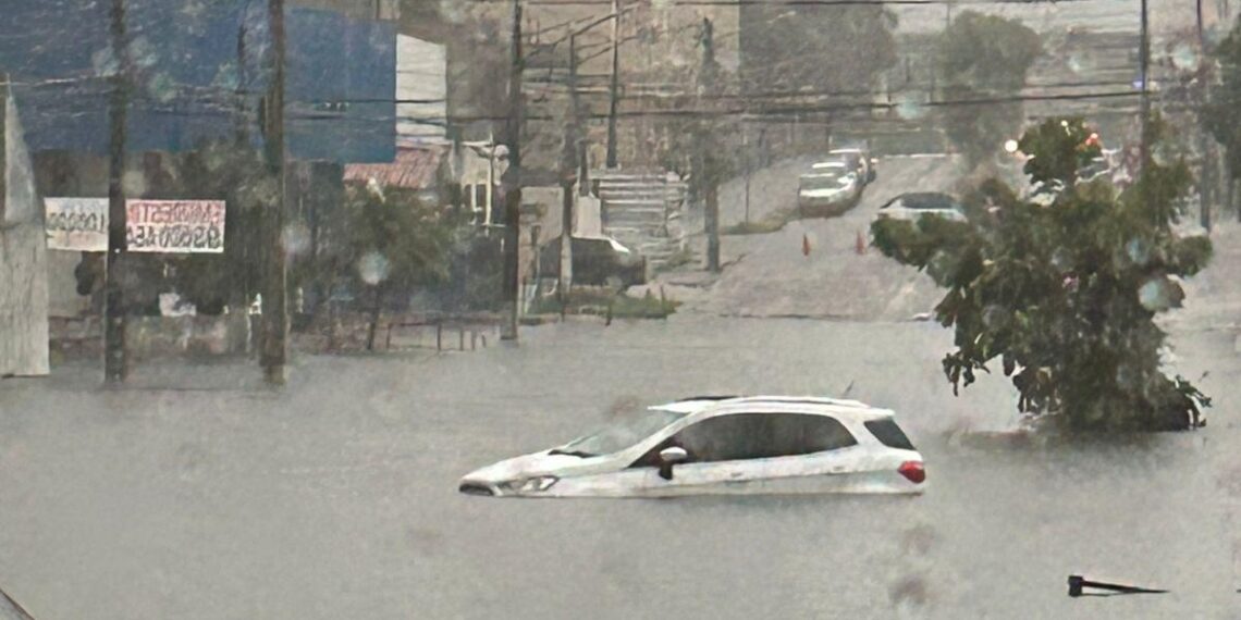 Carro boiando em Natal: chuvas alagam ruas e deixam vias intransitáveis nesta quarta (18)
