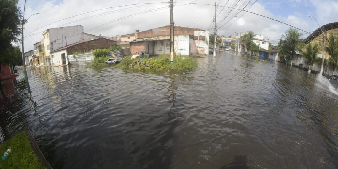 Natal tem dois pontos de alagamento intransitáveis nesta segunda-feira; confira