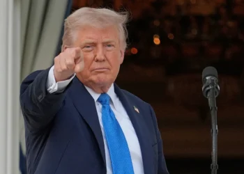 Trump proíbe entrada de cidadãos do Irã e outros países; veja lista