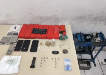 Polícia apreende grande quantidade de drogas, prensa hidráulica e munições na Zona Norte de Natal