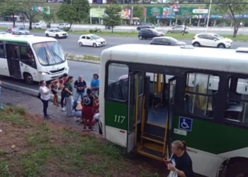 Motociclista fica ferido após ficar debaixo de ônibus em parada na Zona Sul de Natal