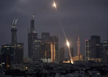 Israel volta a atacar Irã, que promete resposta “pesada e destrutiva”