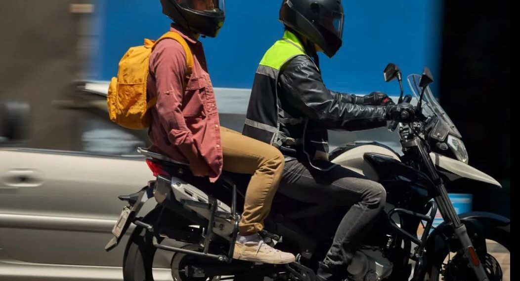 Capacetes compartilhados podem causar doenças dermatológicas e respiratórias, alertam médicos