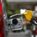 Gasolina e diesel podem voltar a cair caso petróleo recue mais, diz ministro