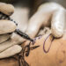 Conselho Federal de Medicina proíbe uso de anestesia para tatuagens estéticas