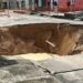 Cratera em rua da Zona Norte de Natal deixa moradores sem água