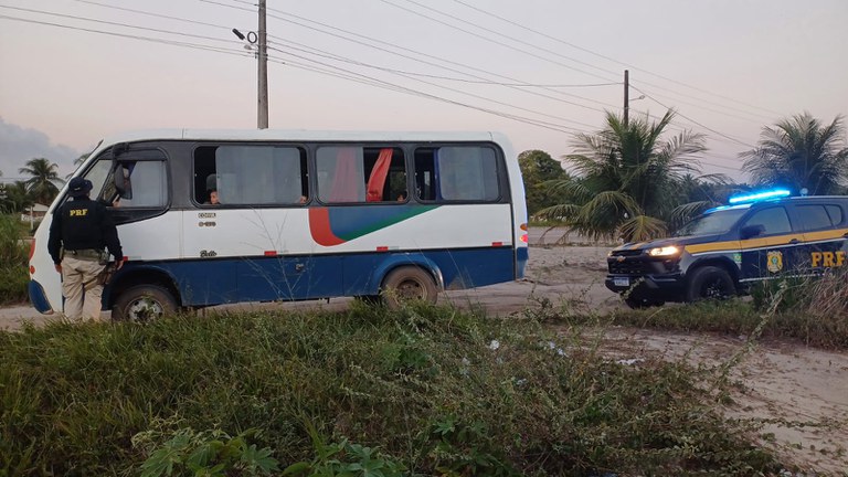 PRF intercepta ônibus escolar irregular e evita tragédia no RN