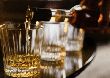 Metanol: quais são os sintomas da intoxicação causada por substância em bebidas alcoólicas adulteradas em SP