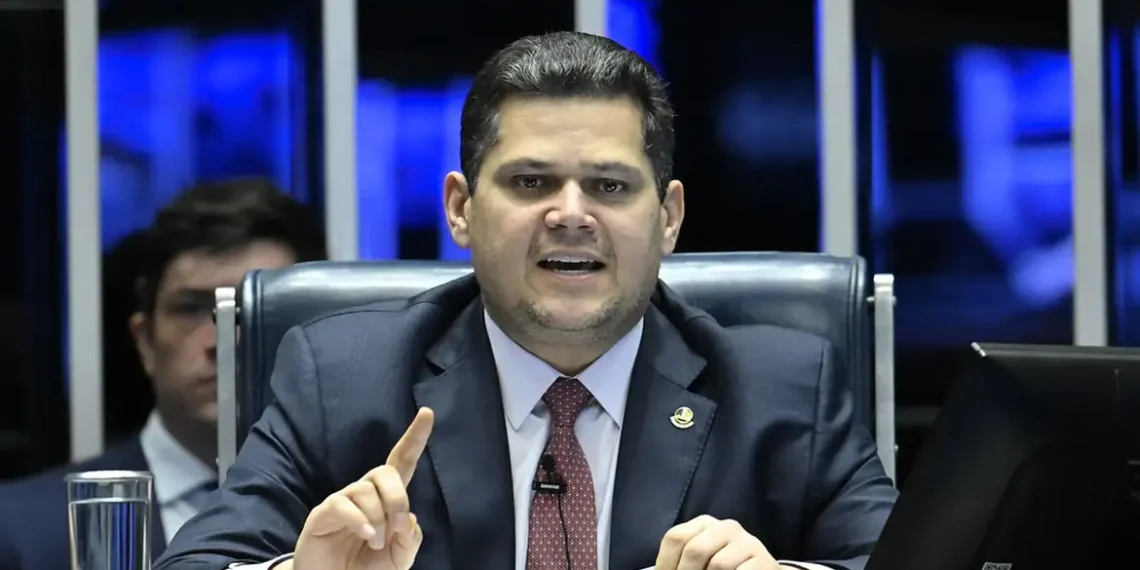 Alcolumbre manda arquivar PEC da Blindagem após rejeição da CCJ