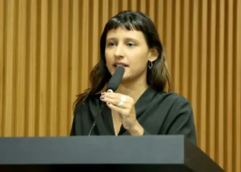 Comissão da Câmara de Natal vai ouvir oito testemunhas em processo contra Brisa Bracchi