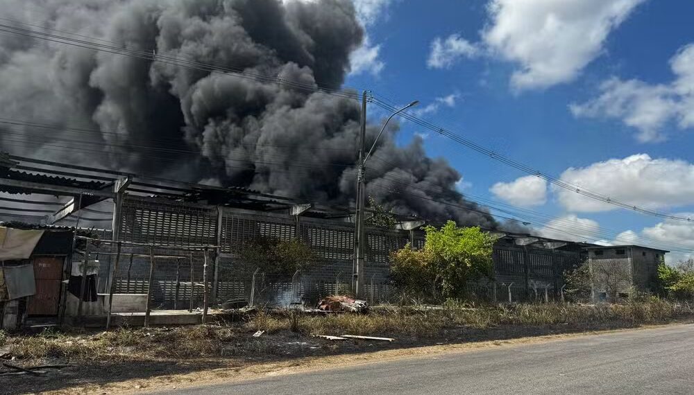 Incêndio atinge galpão com pneus na Grande Natal. Veja o vídeo