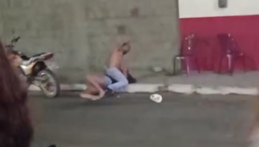Homem agride mulher caída no chão com socos durante briga em bar no RN; veja o vídeo