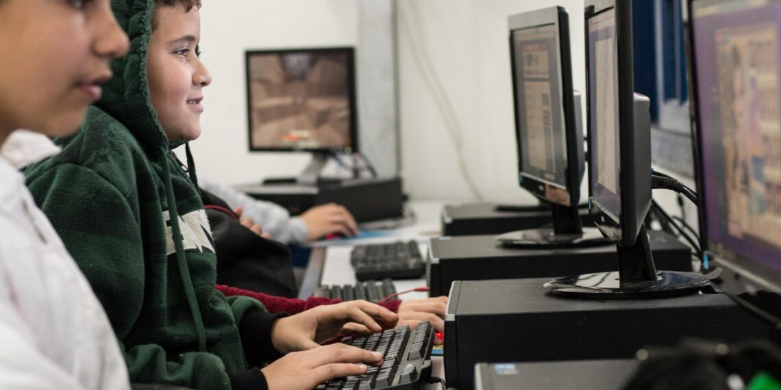 Como prevenir a violência digital entre crianças e adolescentes