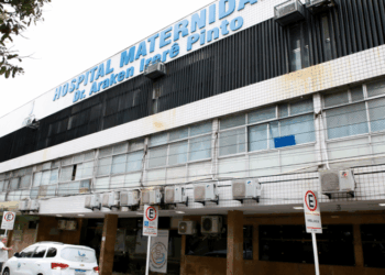 Grávida dá à luz em cadeira de rodas e bebê cai no chão em maternidade em Natal