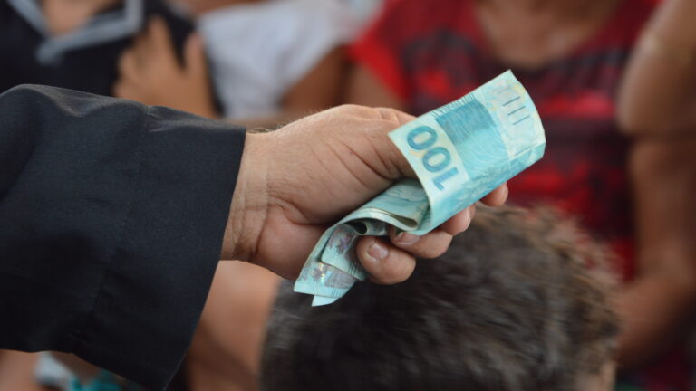 Salário mínimo de R$ 1.621 começa a ser pago nesta segunda