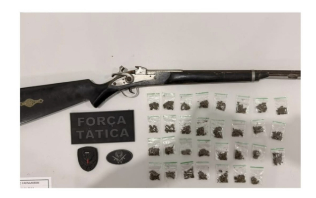 Em ação policial em Macaíba, suspeitos fogem pelo mangue abandonando armas e drogas
