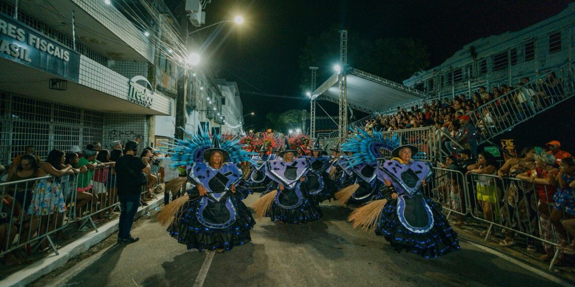 Escolas de samba iniciam desfiles do Carnaval na Ribeira